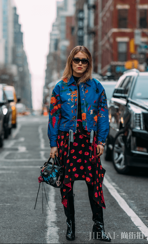 高腰裙搭配上衣 个性街头混搭这样穿就好