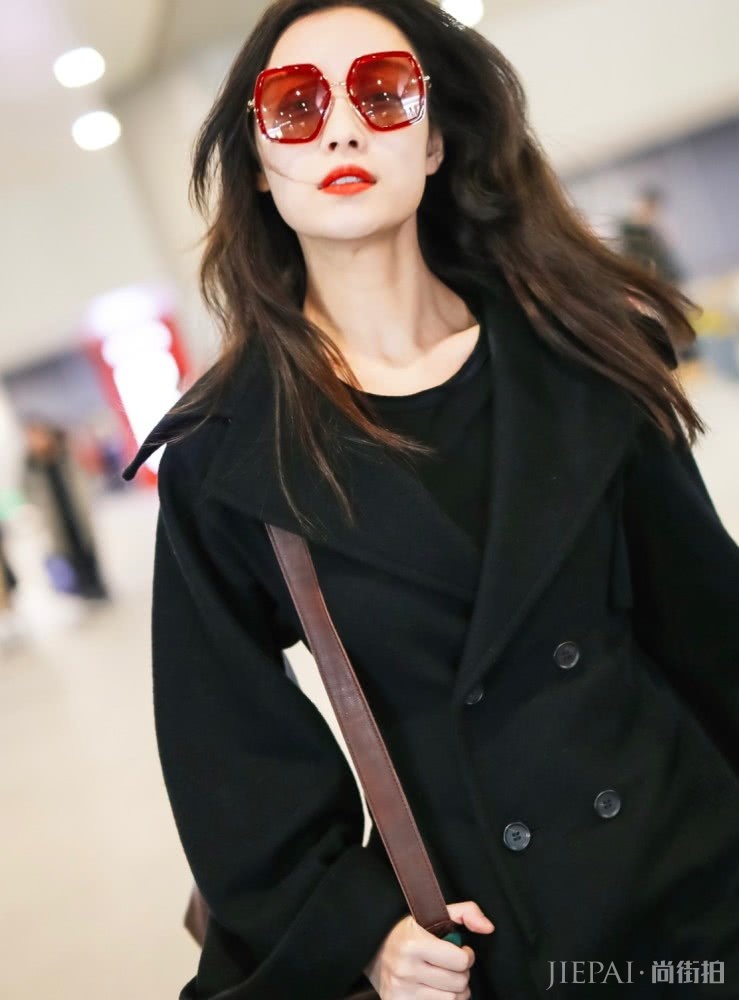 倪妮一身黑色大衣又酷又帅，美起来不低调