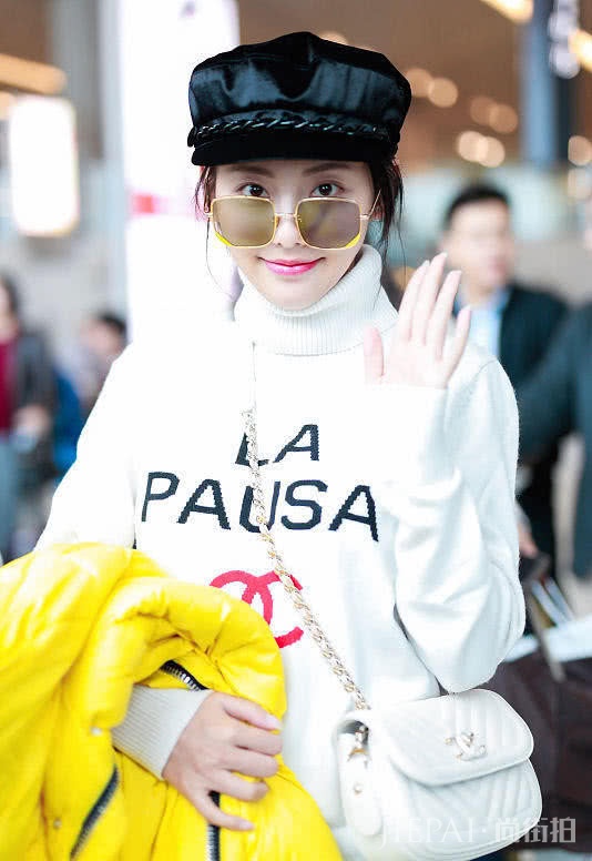 御姐陈乔恩PK辣妈张嘉倪,日常私服中搭配下谁才更胜一筹?