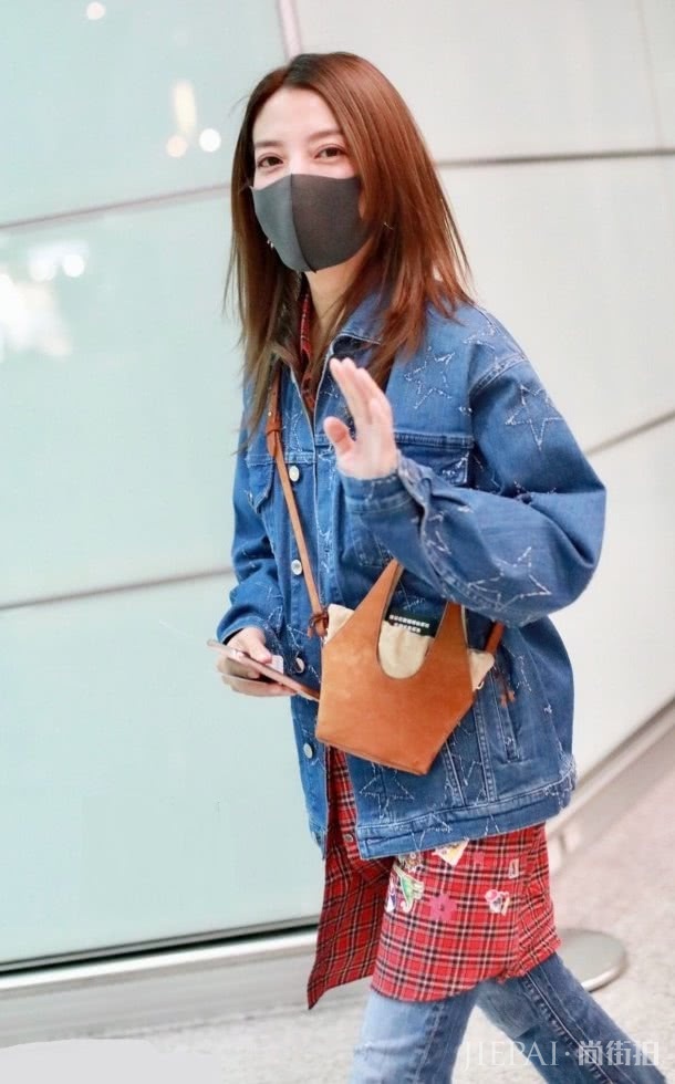 赵薇穿长衬衫＋牛仔外套，显矮像穿围裙
