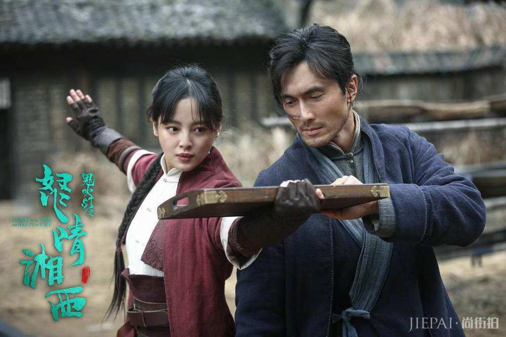 辛芷蕾针织百褶裙配黑色靴子，侧躺造型满分