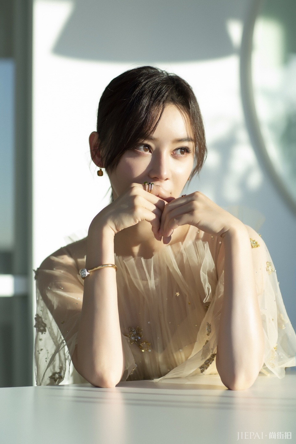 袁姗姗毛呢大衣搭配小脚裤,32岁嫩回18岁少女!