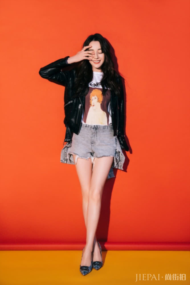 迪丽热巴铆钉小皮衣搭配牛仔短裤又酷又甜