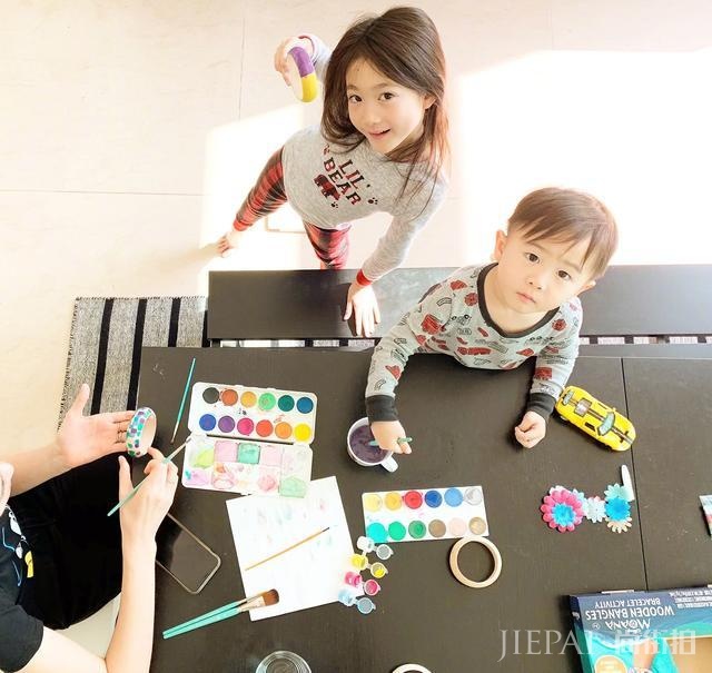 李安琪晒女儿前后对比照,奥莉扎哪吒头,真是时尚界的弄潮儿!