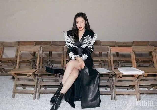 张天爱机车风穿搭,给人满满的优雅气质