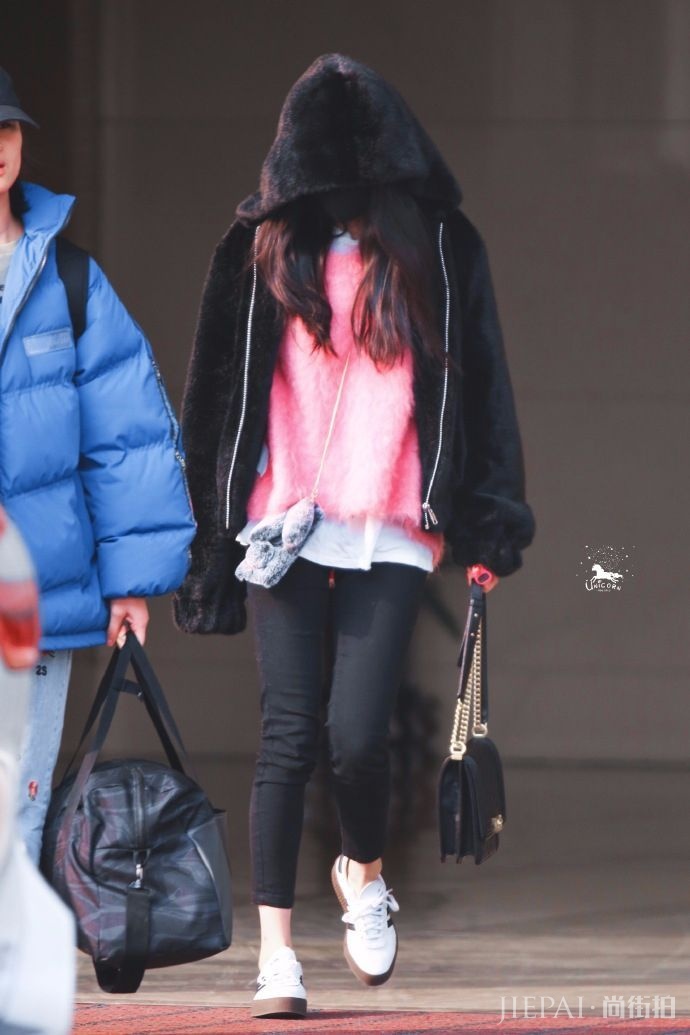 杨幂冬天穿九分裤露脚裸，不得不服！