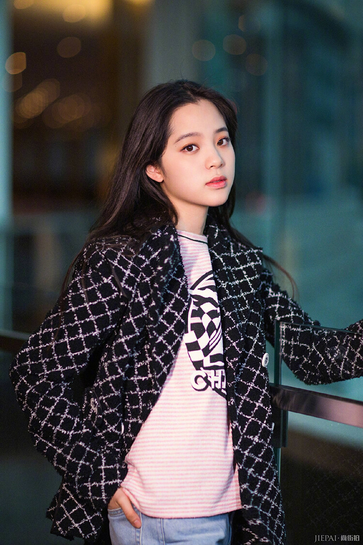 欧阳娜娜真是“富婆”，一身行头就二十万