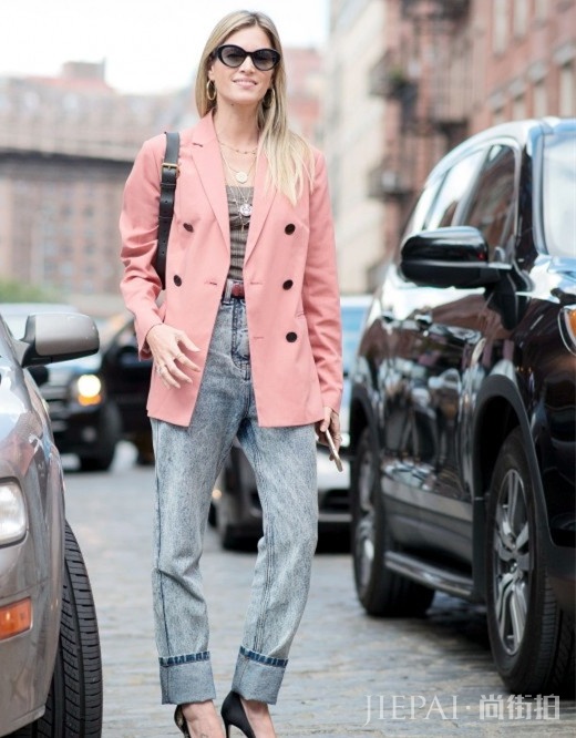 西装怎么搭配？西装+牛仔裤让你穿出洋气，气场全开！