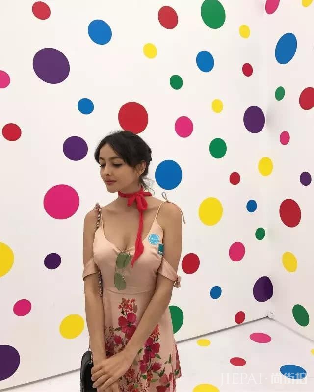 短发版的娜塔丽·波特曼，因一张照片而爆红，美得男女通杀？