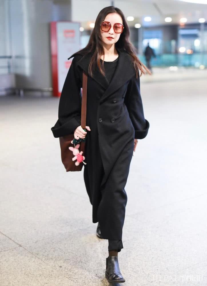 倪妮一身黑色大衣又酷又帅，美起来不低调