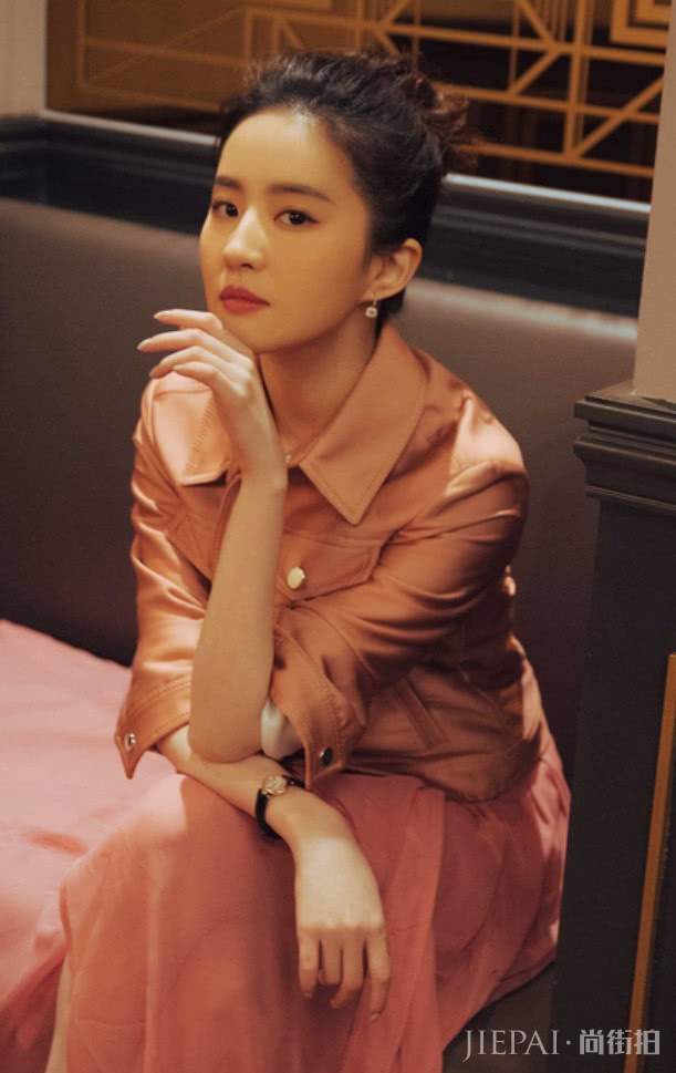 刘亦菲“紧贴法”显得脸小了一圈!