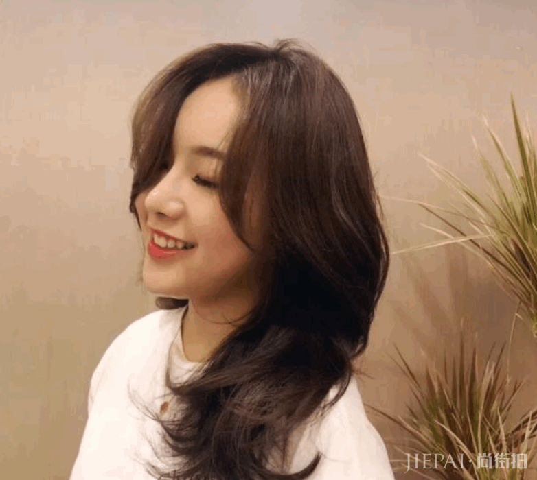 2019年“懒人烫”火了,中长发女生可以作参考!