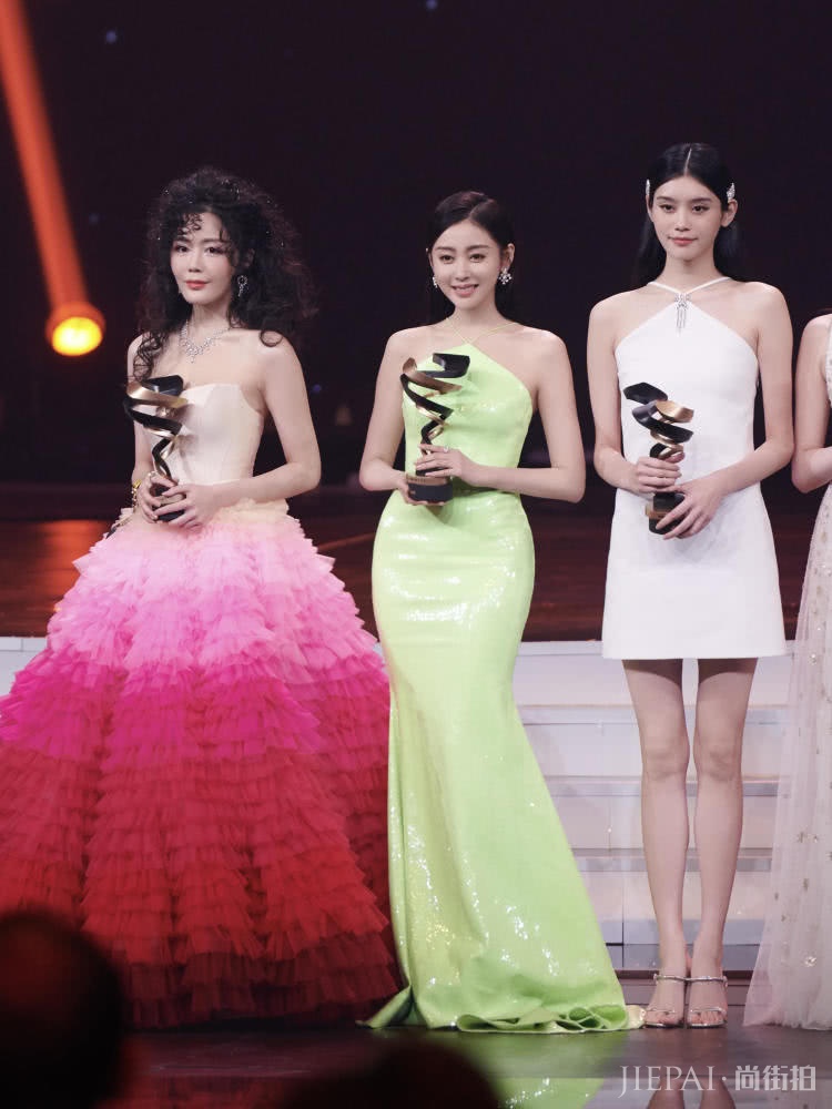 张天爱穿荧光绿长裙，颜值高时髦到飞起