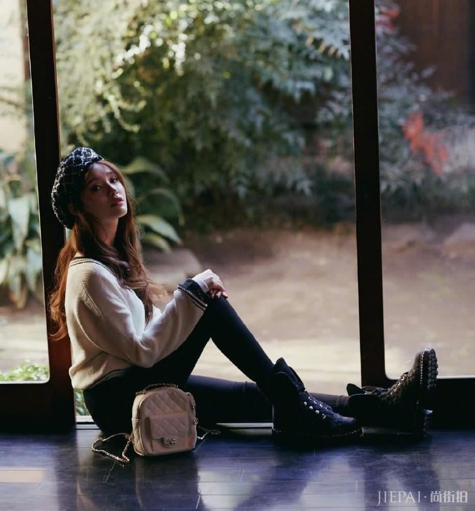 林允针织衫配牛仔裤,身材又高又瘦