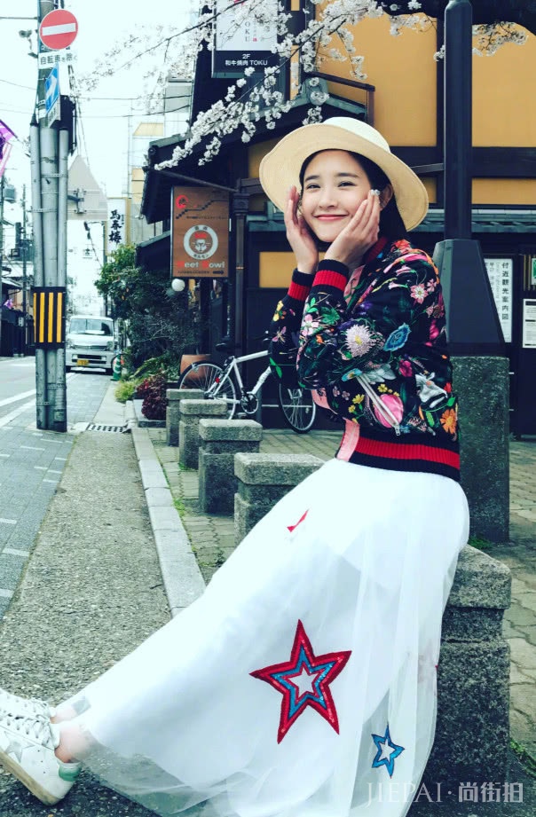 唐艺昕只要一条“星星裙”，就美成仙女！