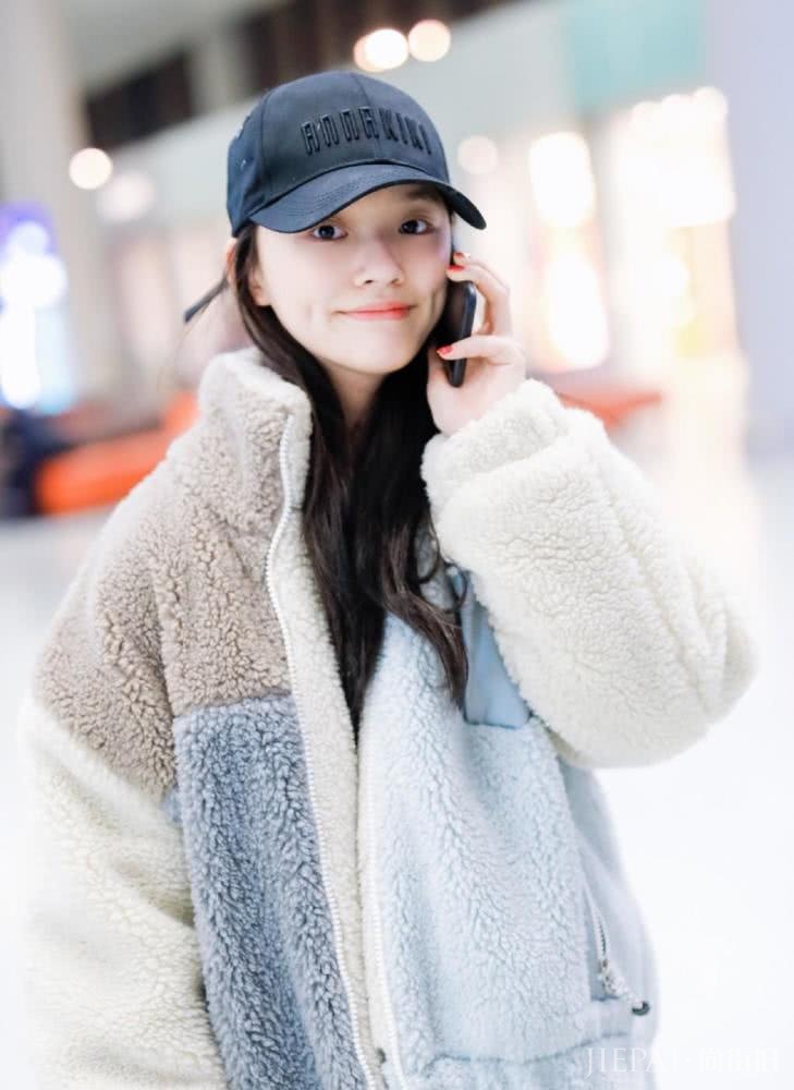 林允穿牛仔裤裤，双腿依旧纤细