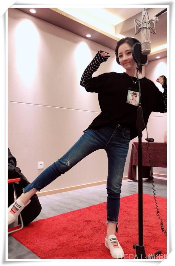 冯提莫穿平底鞋秀出大长腿