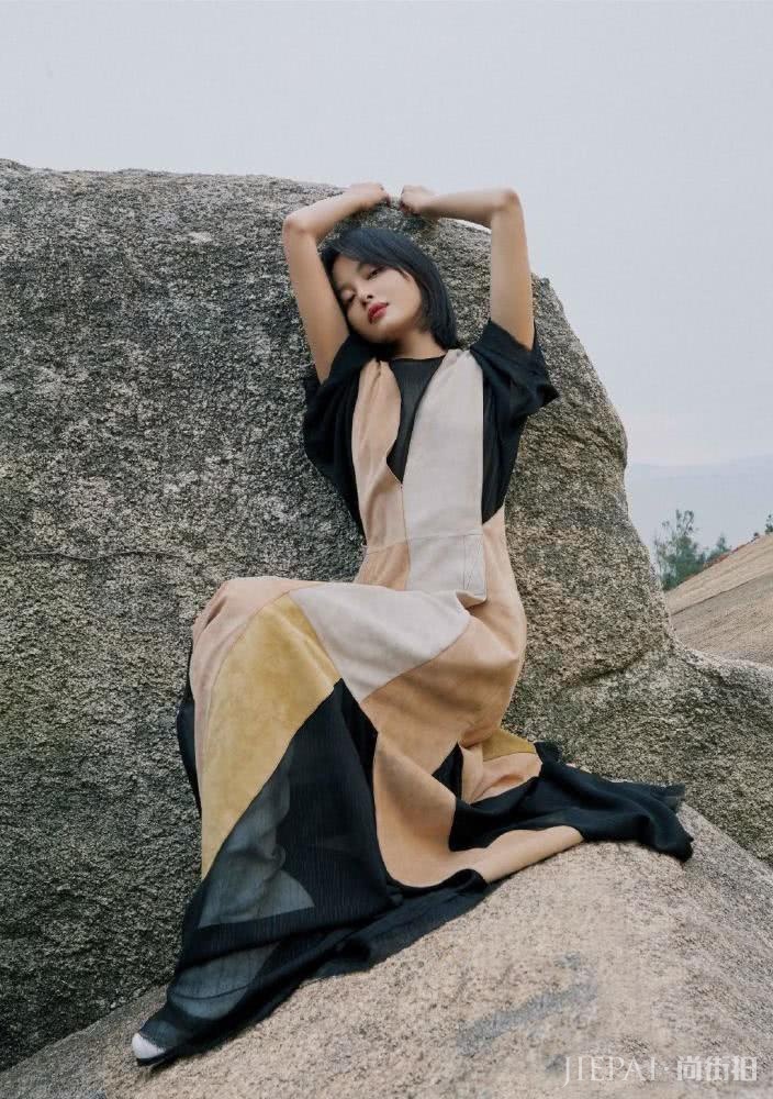 辛芷蕾针织百褶裙配黑色靴子，侧躺造型满分