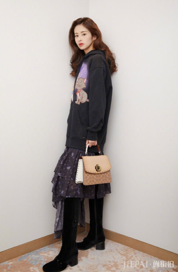 颖儿硬要把靴子当裤子穿，却火了“鸭嘴脚”，时尚得让人很服气！