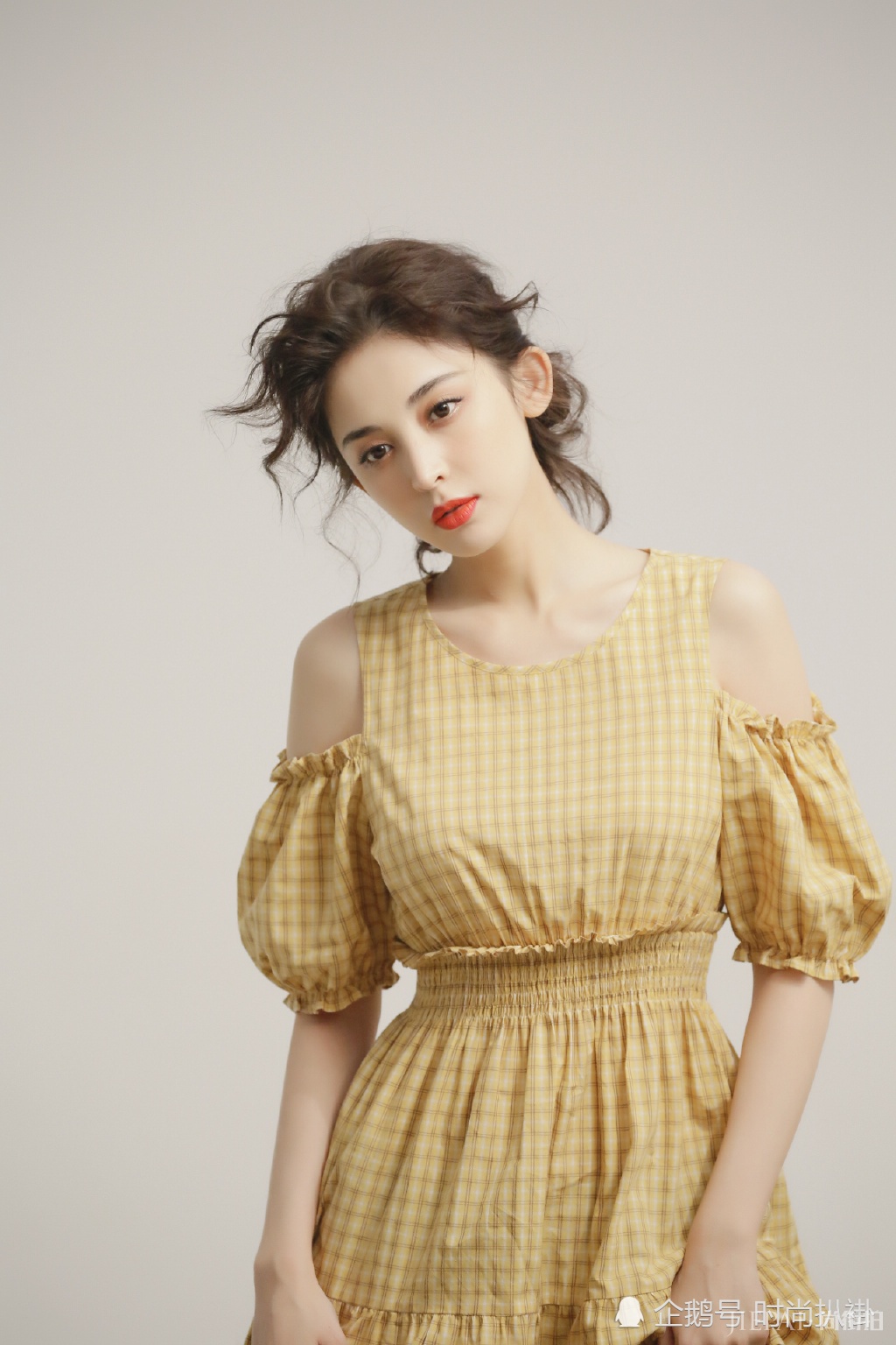 古力娜扎新写真太惊艳，穿黄色露肩连衣裙美成仙女！