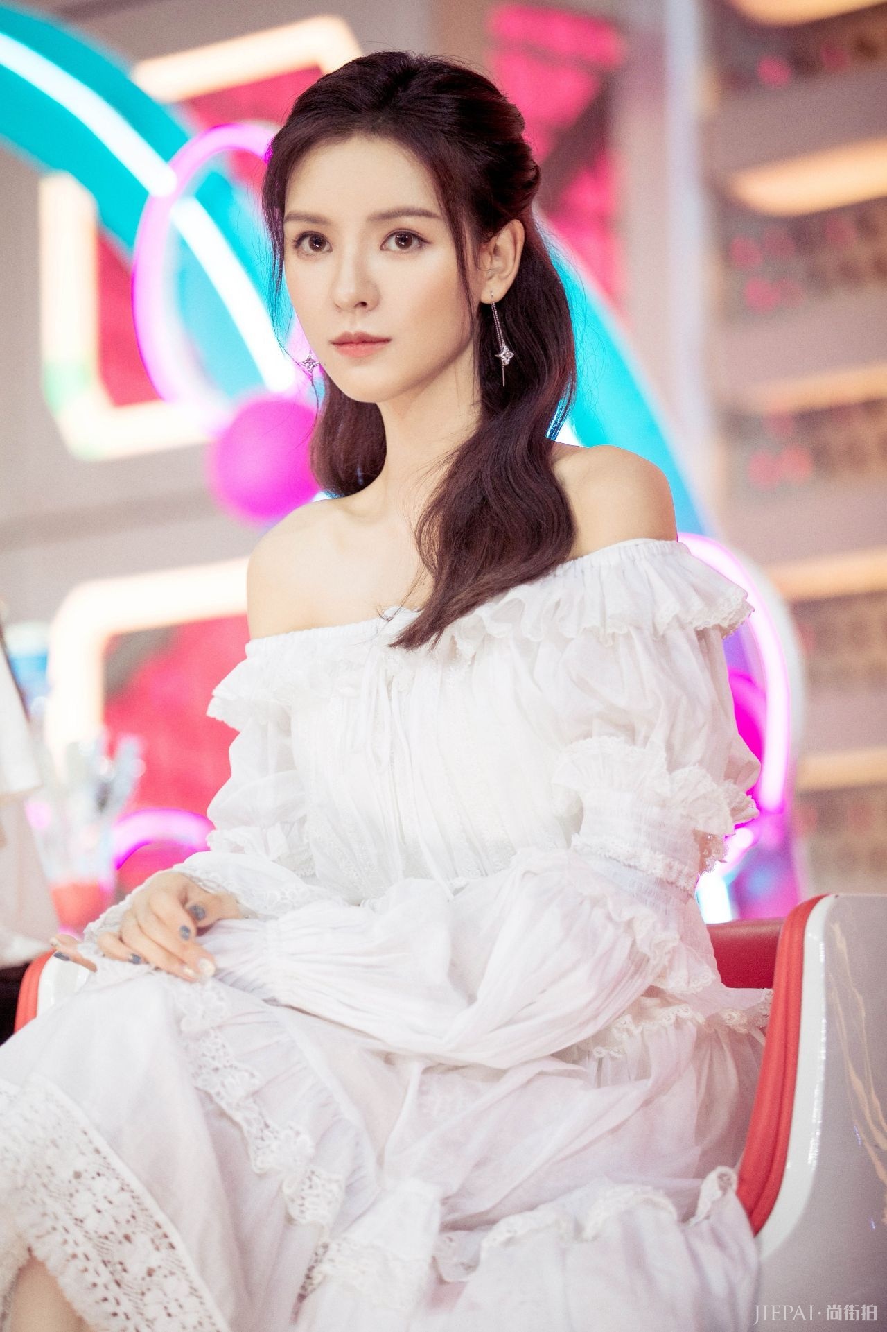 张予曦黑色上衣现身机场，看起来格外迷人！