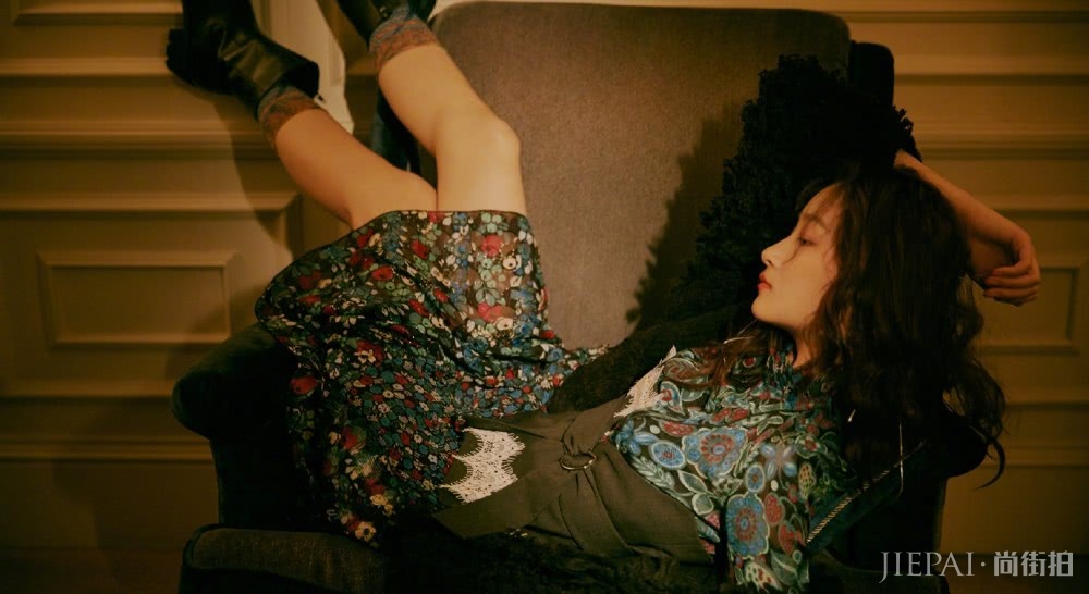 关晓彤烫了小卷毛卷发，终于选对了发型