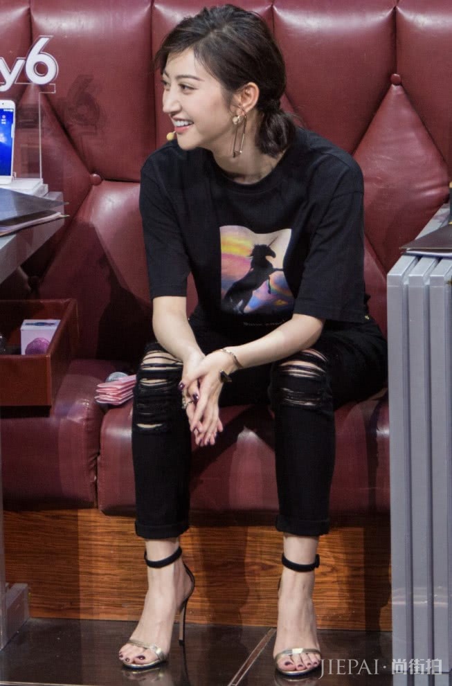 景甜乞丐裤搭配“火柴棍”鞋刚好!