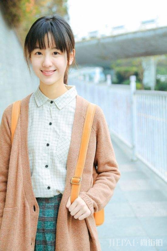 陈都灵踩8490高跟鞋站在桌子上，相当霸气