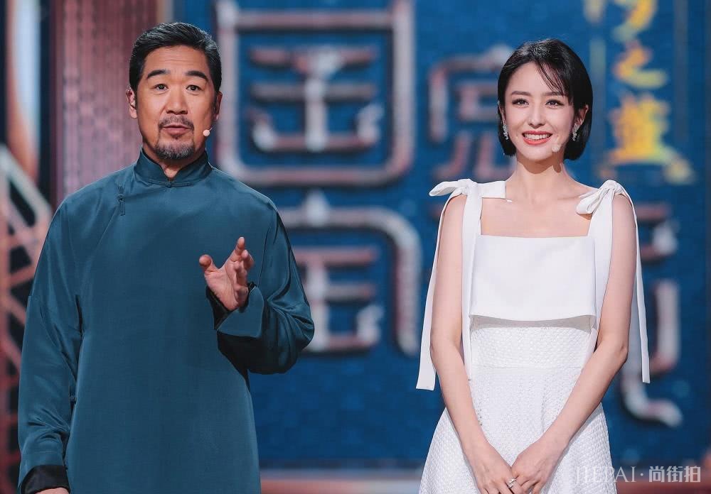 《国家宝藏》中佟丽娅穿襦裙温婉典雅极了，真漂亮