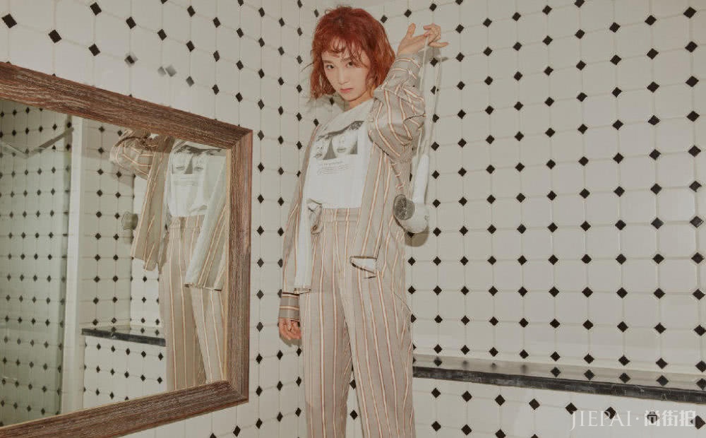 李子璇穿格纹露肩衫玩下衣失踪,“漫画腿”超吸睛