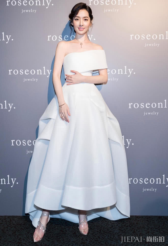 郭碧婷、佟丽娅同穿白裙清爽现身似仙境！