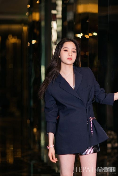 欧阳娜娜变回清纯长发 西装配短裤秀出美腿
