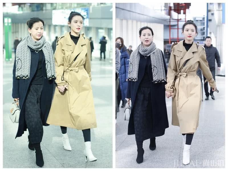 张予曦卡其色风衣搭丸子头牵手母亲走机场