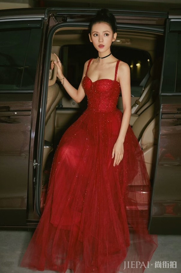 张予曦的“火龙果裙”轻松衬出“牙签腰”！