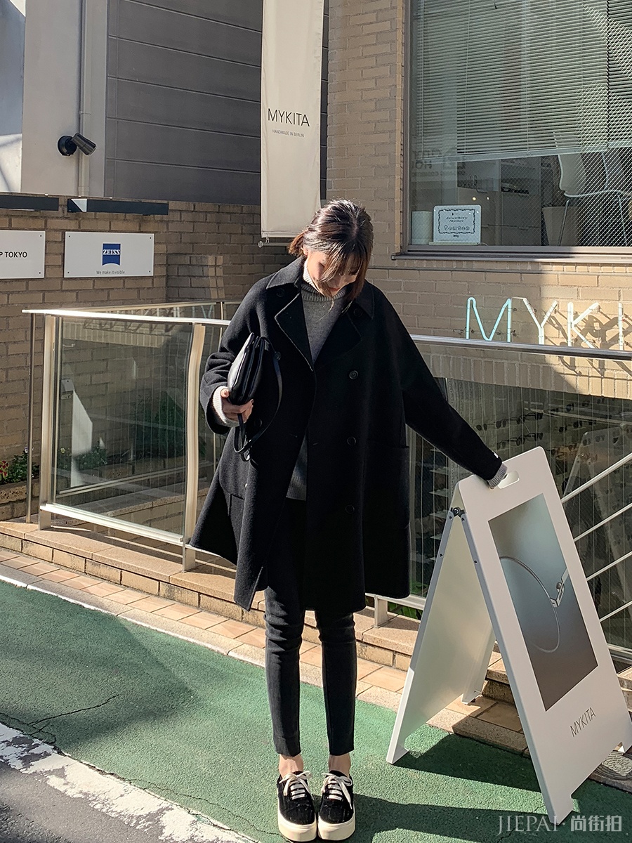 这3种纯色大衣上档次，减龄又显女神范