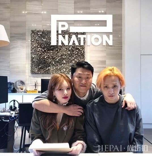 泫雅泰国旅行私照曝光,丸子头搭配碎花裙俏皮还甜美