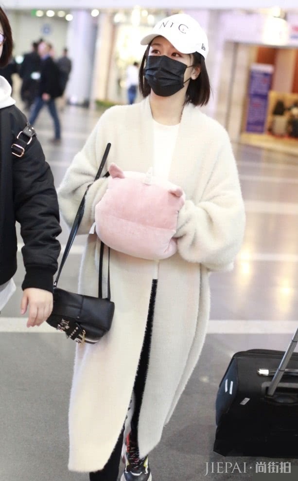 杨紫这款“馒头衣”很牛,穿上后超显瘦!