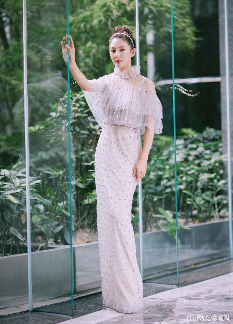 张雨绮星途璀璨,一身穿搭性感迷人,优雅又高级