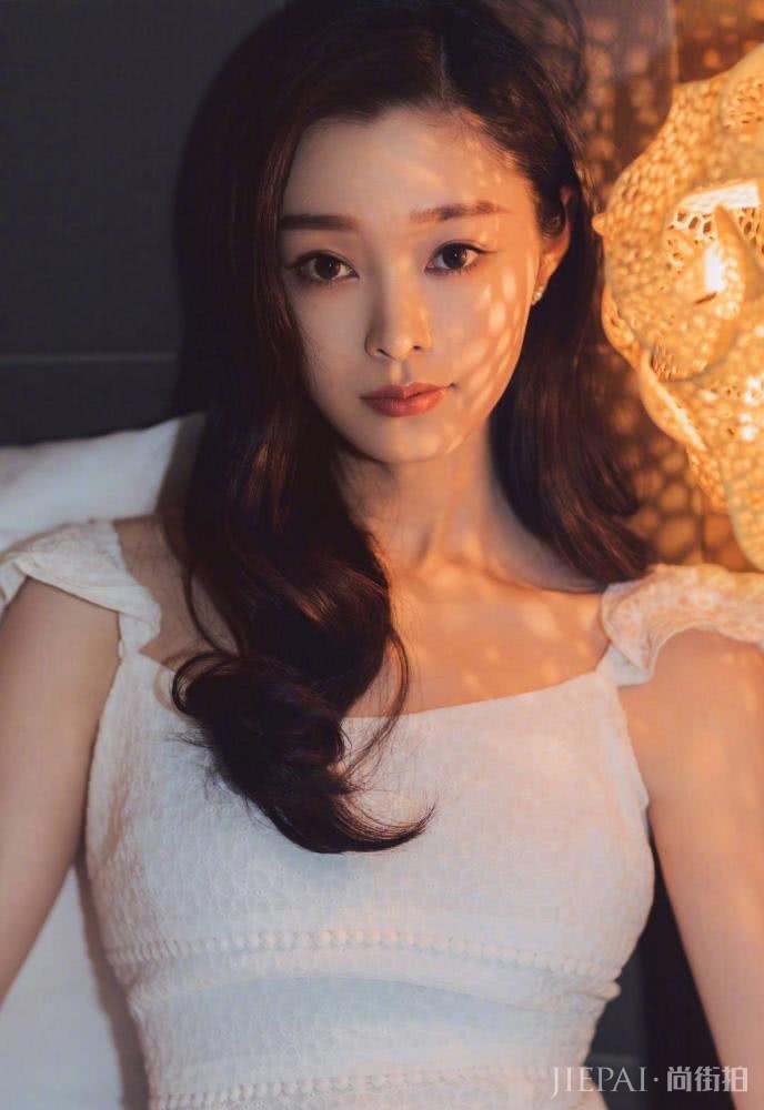 宋轶仅穿了一条白色连衣裙,就美得清新脱俗