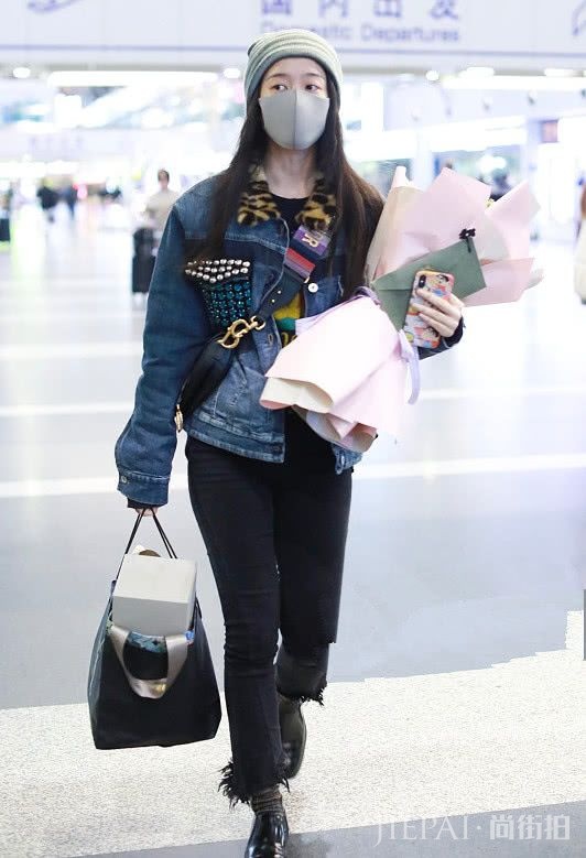 张雪迎穿的裤子显腿粗又显胯宽!