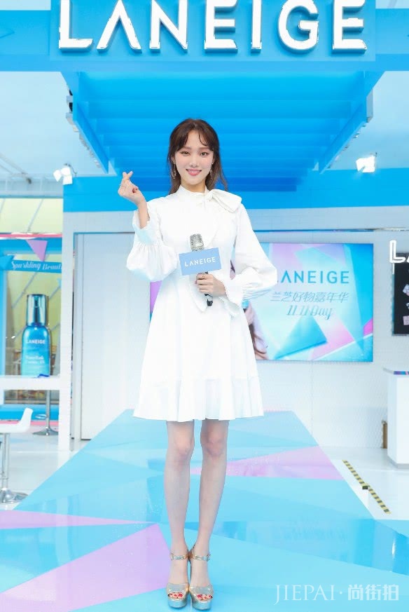 李圣经紧身裤配白靴居然也能很时尚!