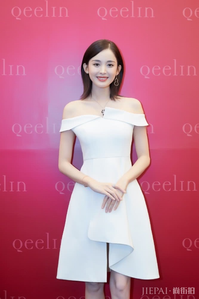 古力娜扎这身搭配光鞋子包包就花了3多,不过穿上美成仙女了