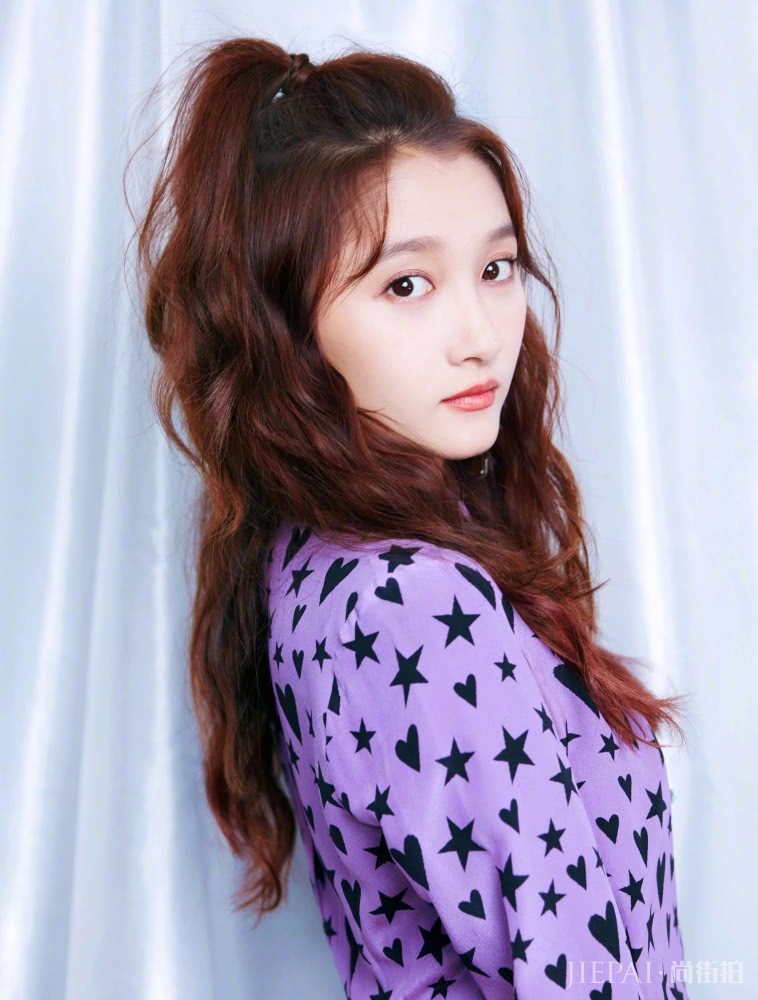 关晓彤烫了小卷毛卷发，终于选对了发型