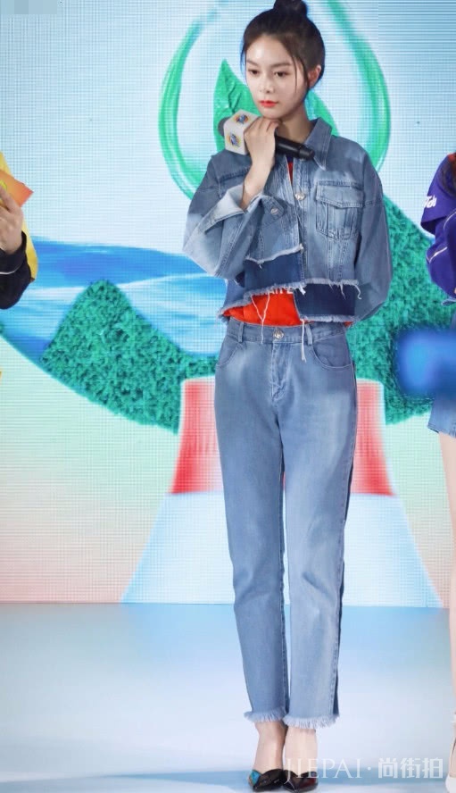 火箭少女傅菁的鞋简直了,只有点心那般大?没走几步鞋子会散架吧