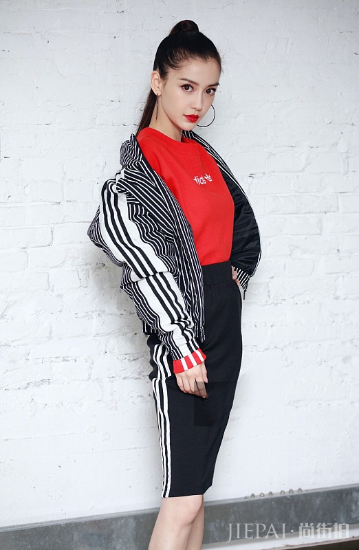 杨颖小细腿＋高腰线双尾辫甜度满分！