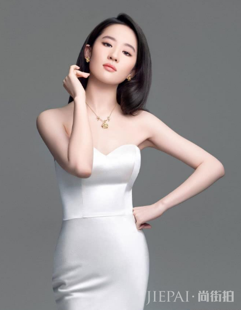 刘亦菲拥有一张16岁的脸蛋, 文艺风的穿搭像是学生妹