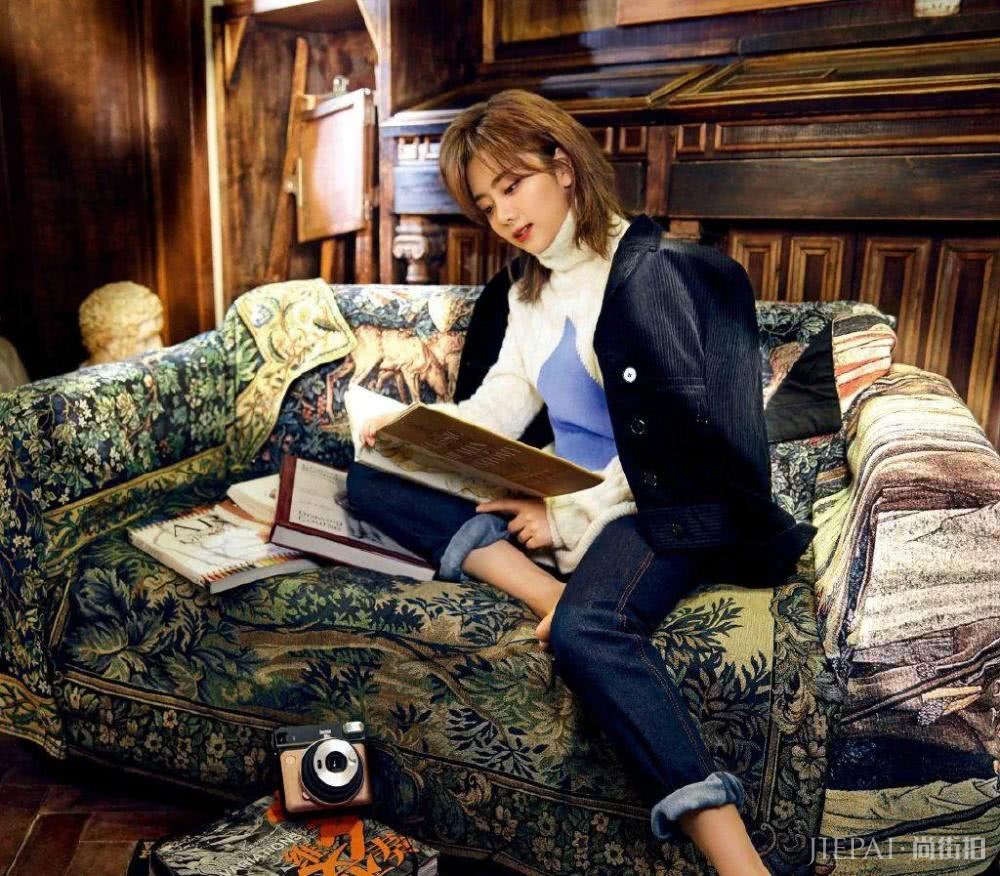 谭松韵的穿衣不仅只有少女感，换上衬衫配格纹开叉长裙后秒变知性女神