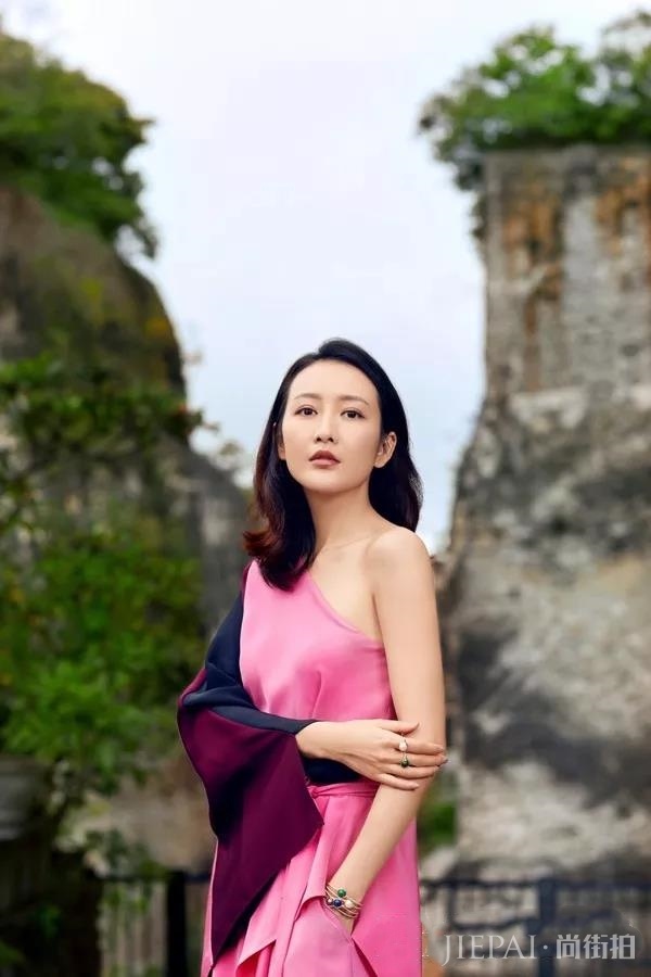 王鸥海旅拍大片慵懒怡人，体态自然美又高级了