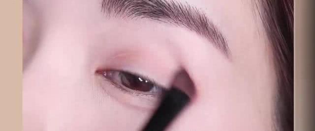 纯干货眼妆分享!冬季桃花妆,只用5分钟让你眼睛美的闪闪发光