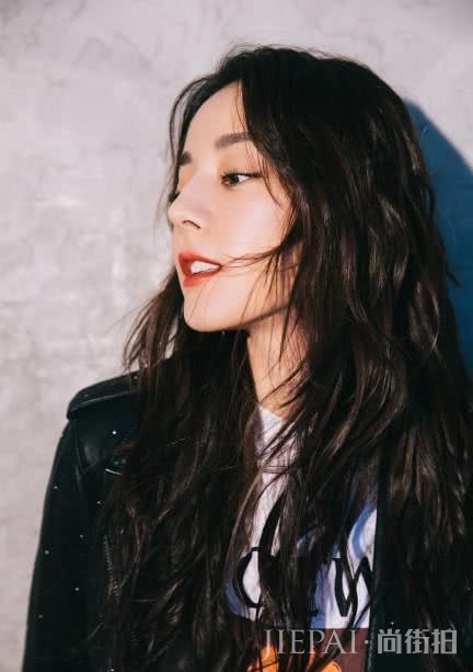 迪丽热巴冬天穿超短裤看着都冷？